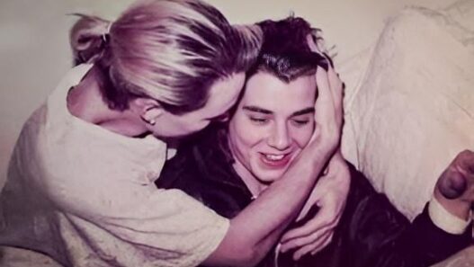 Gavin Rossdale affectionally kissed and hugged by lover, singer Marilyn