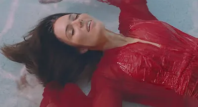 After A Decade Long Break From Musique, Mandy Moore Is Officially Back With New Single “When I Wasn’t Watching”!