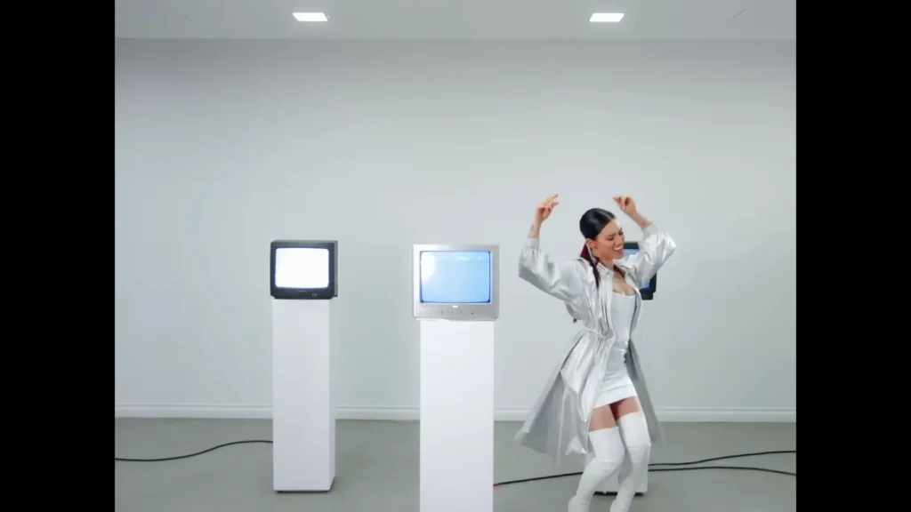 Rêve CTRL + ALT + DEL music video screenshot at 1:33.