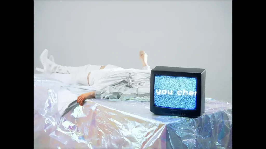 Rêve CTRL + ALT + DEL music video screenshot at 1:48.