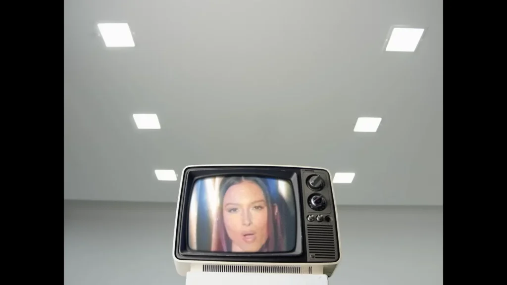 Rêve CTRL + ALT + DEL music video screenshot at 2:30.