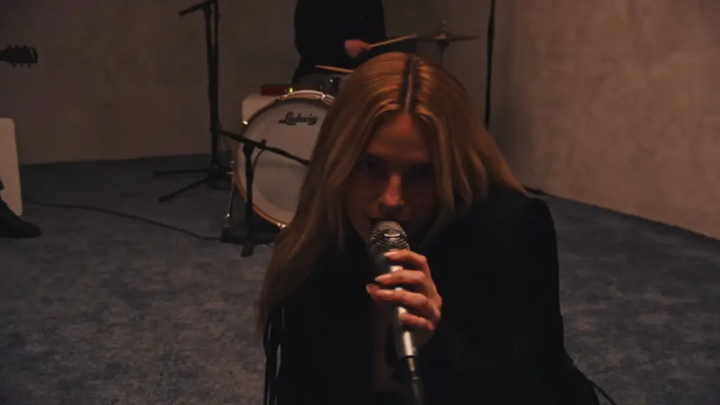 Ashe in the 2022 live Vevo performance of Another Man’s Jeans