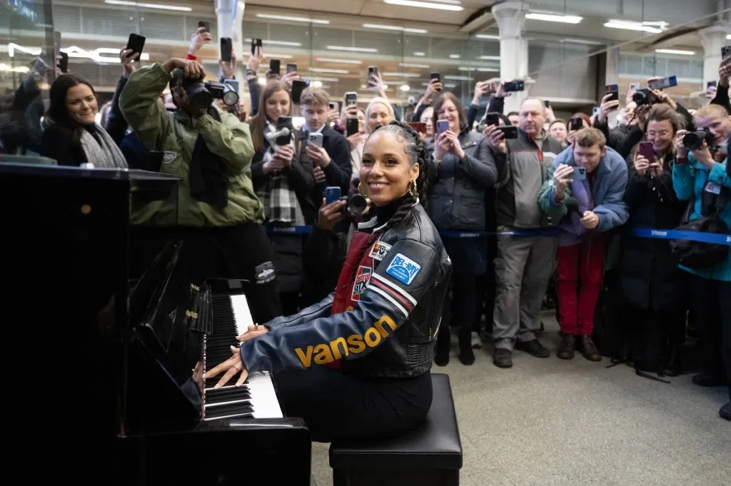 Piano Genius Alicia Keys Surprises The Public W/ London Train Station Performance.