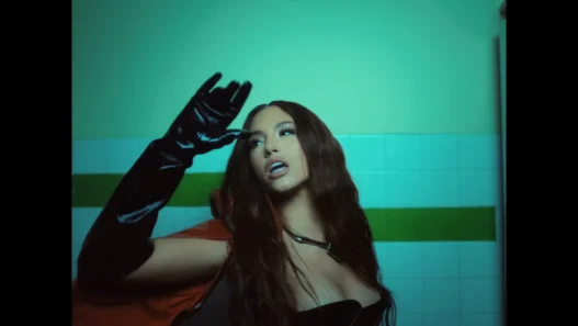 Rêve singing in the Contemporary Love official video, from her Saturn Return era.