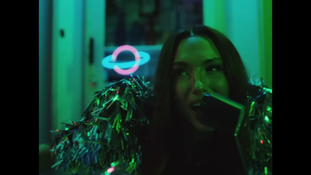 Rêve Contemporary Love official video screenshot at 1:47.