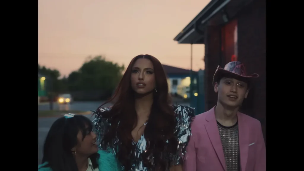 Rêve Contemporary Love official video screenshot at 2:25.