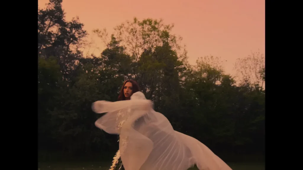 Rêve Contemporary Love official video screenshot at 2:41.