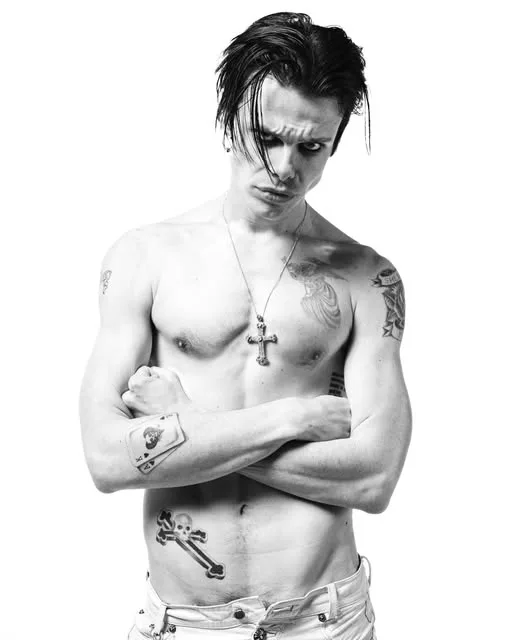 Yungblud revealing his slimmer appearance in a March 2025 social media photo