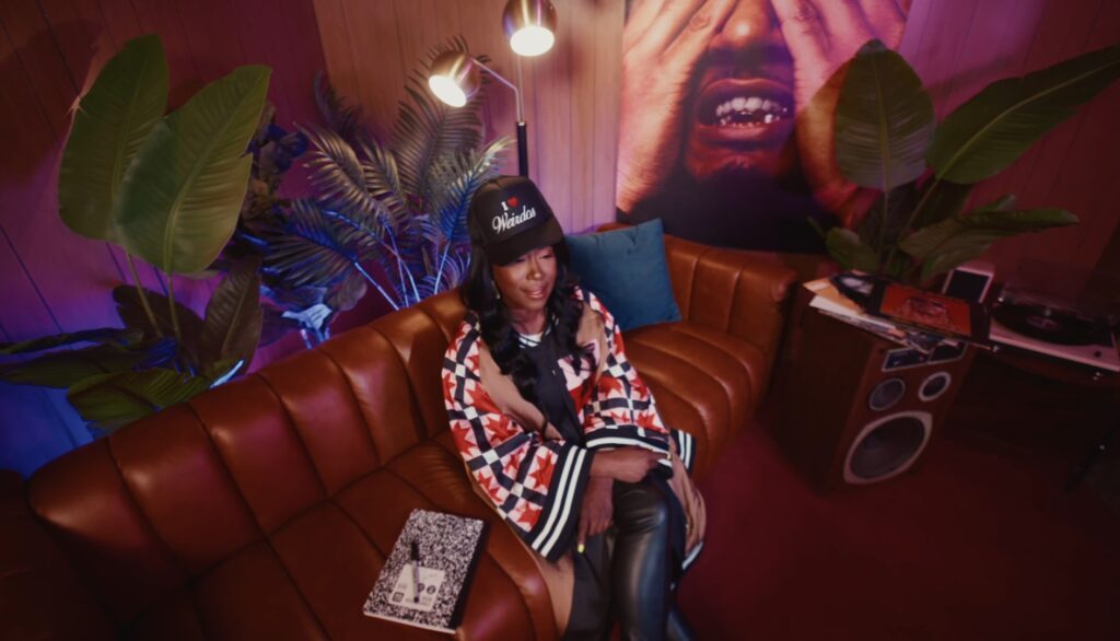 Tweet performing “Toot Toot” in living room video with vinyl artwork