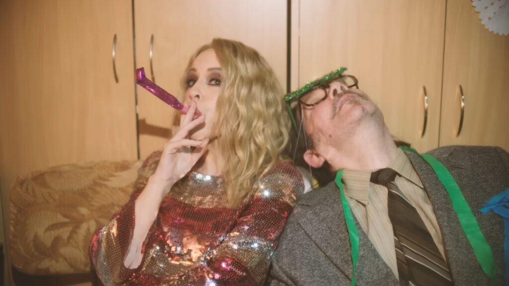 Kylie Minogue sparkles in sequin dress during “Office Party” Xmas video