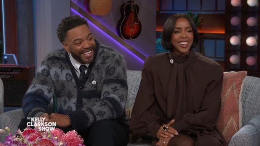 Kelly Rowland and Method Man sitting together during their Relationship Goals interview