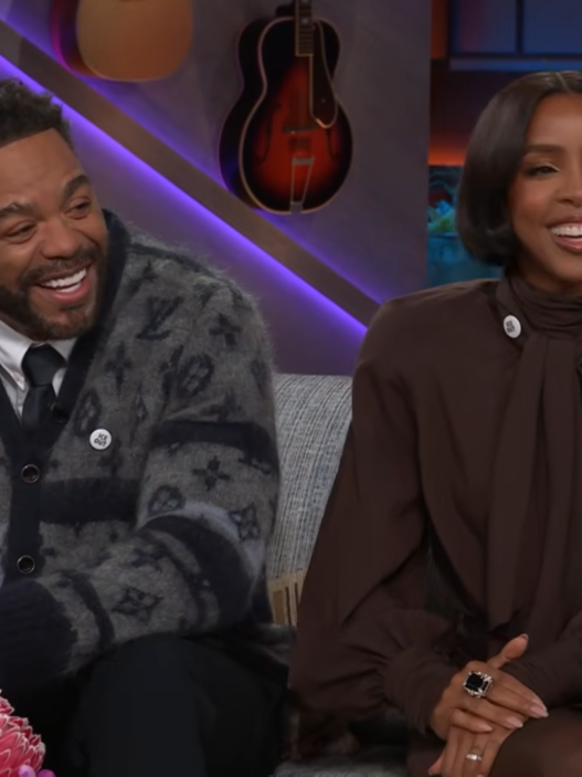 Kelly Rowland and Method Man sitting together during their Relationship Goals interview