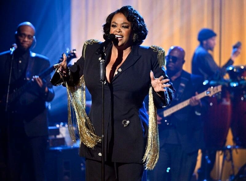 Jill Scott performing “Pressha” live on The Tonight Show Starring Jimmy Fallon, bathed in warm stage lighting