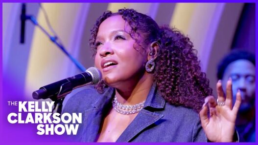 Alex Isley performing ‘Sweetest Lullabye’ on The Kelly Clarkson Show.