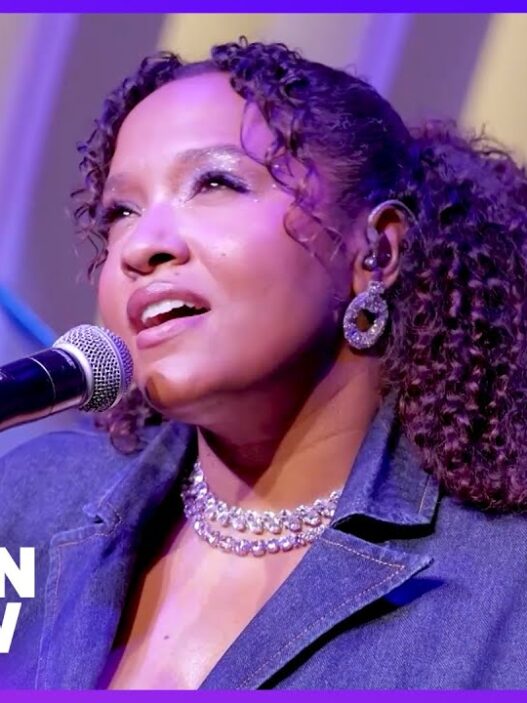 Alex Isley performing ‘Sweetest Lullabye’ on The Kelly Clarkson Show.