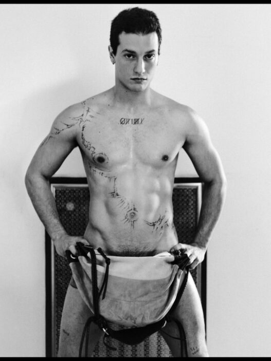 Gabriele Esposito photographed with a shaved head by Tommaso Aprilino.