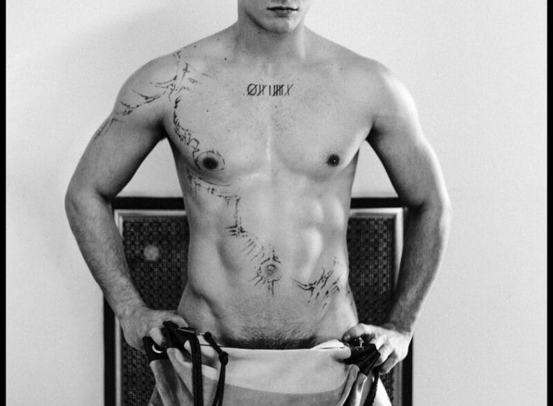 Gabriele Esposito photographed with a shaved head by Tommaso Aprilino.