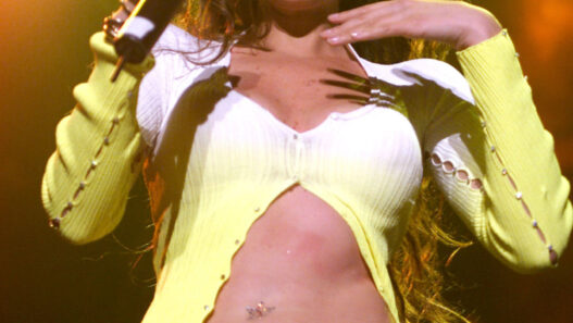 Thalía performing her 2000s Latin pop hits live.