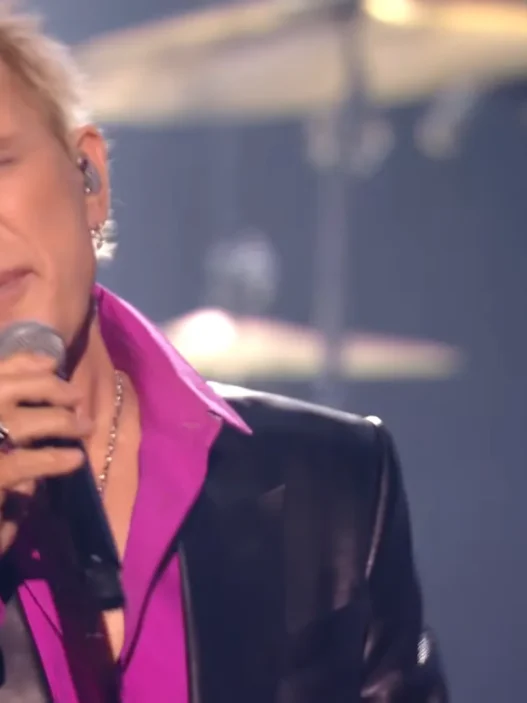 Billy Idol performing his three‑song medley after receiving the AMA Lifetime Achievement Award.