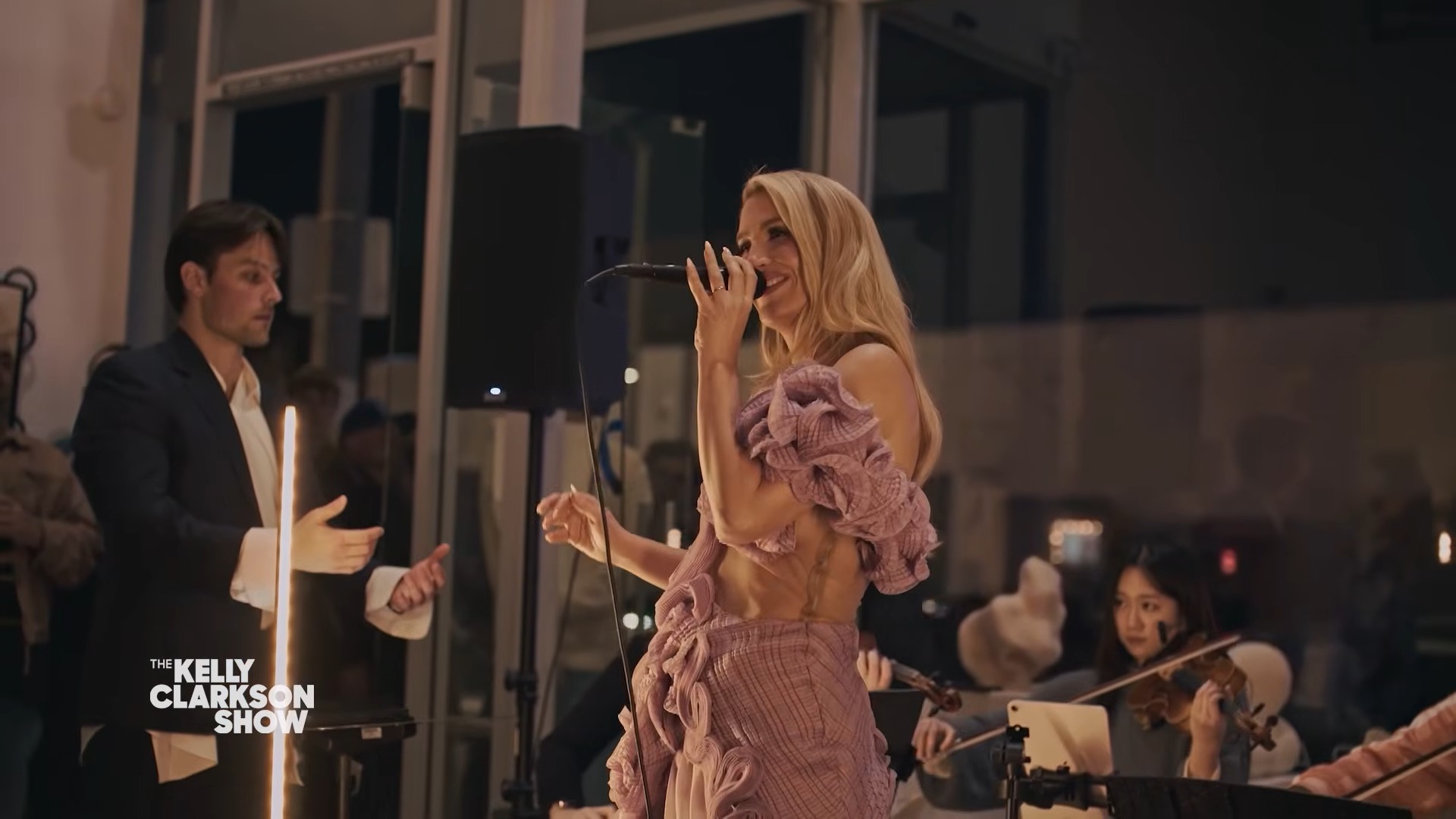Willa Ford performing an orchestral version of “I Wanna Be Bad” on The Kelly Clarkson Show