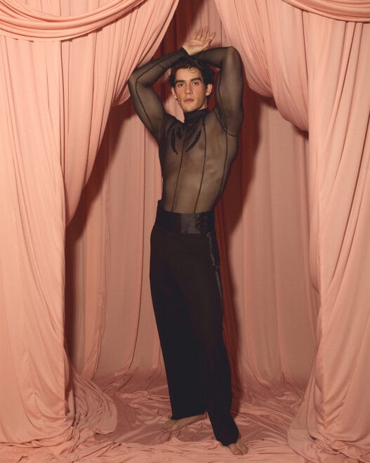 Gonzalo Aburto posing in a Luis de la Luz editorial image