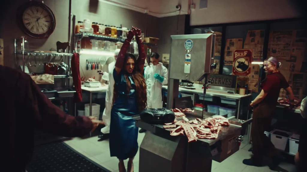 Rêve Devour official video screenshot at 0:55.