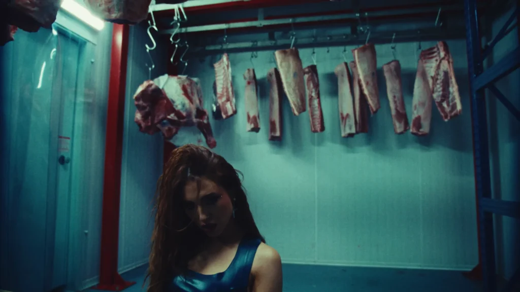 Rêve Devour official video screenshot at 2:40.
