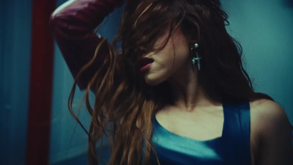 Rêve Devour official video screenshot at 2:07.