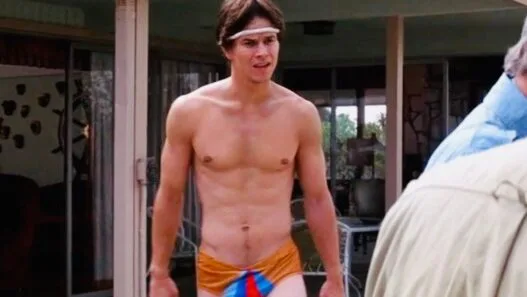 Mark Wahlberg as Dirk Diggler with Philip Seymour Hoffman as Scotty J. in Boogie Nights