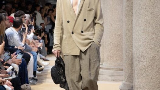 Giorgio Armani Spring Summer 2027 menswear look from Leo Dell’Orco’s Milan Fashion Week collection.