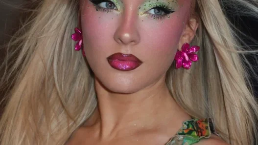 Zara Larsson in a Midnight Sun era tour makeup look.