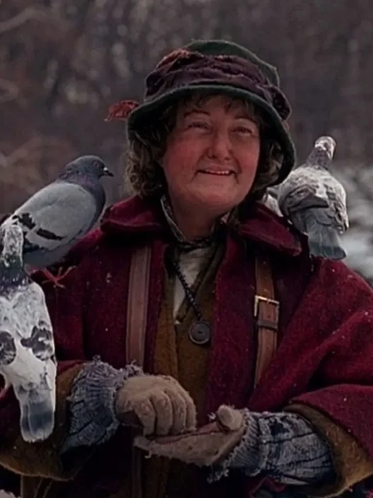 Brenda Fricker as the Pigeon Lady speaks with Kevin in Home Alone 2: Lost in New York