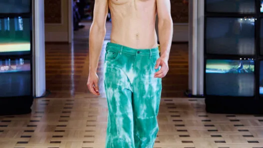 A model walks the DAGGER Spring/Summer 2027 runway at Berlin Fashion Week in a skatewear-inspired look.