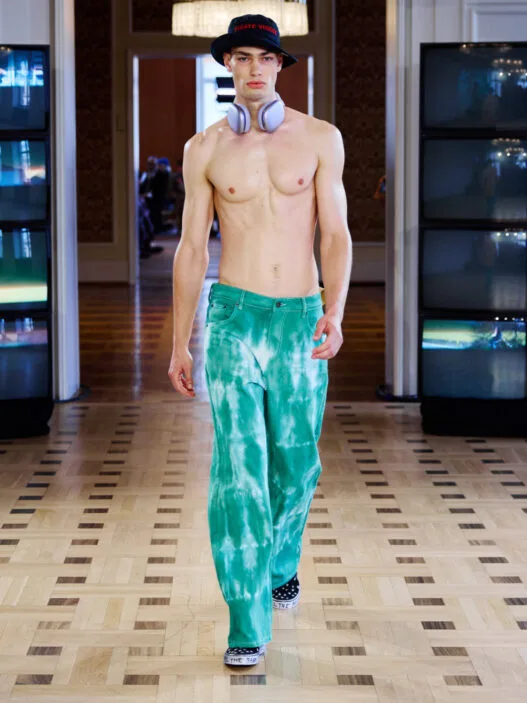 A model walks the DAGGER Spring/Summer 2027 runway at Berlin Fashion Week in a skatewear-inspired look.