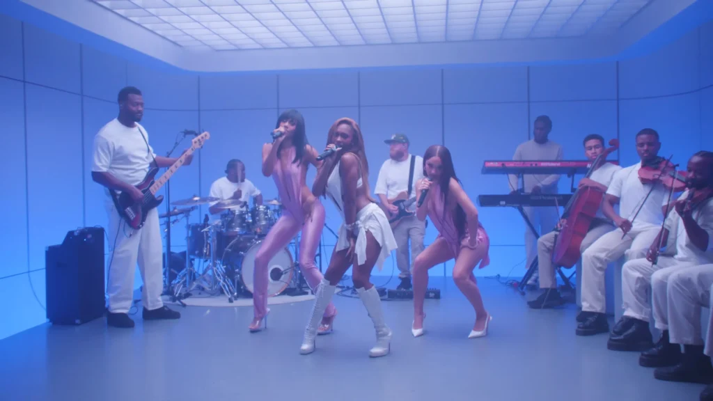 FLO singing in close formation during the Leak It Vevo Studios performance