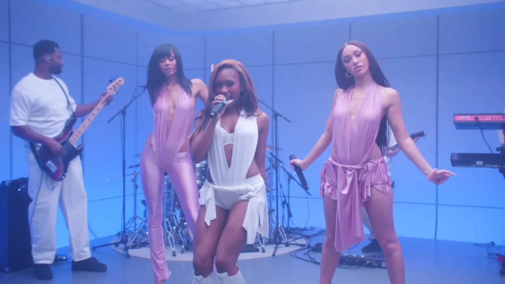 FLO holding a synchronized formation during the Leak It live session