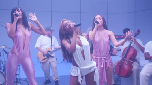 FLO performing “Leak It” together during their live session at Vevo Studios
