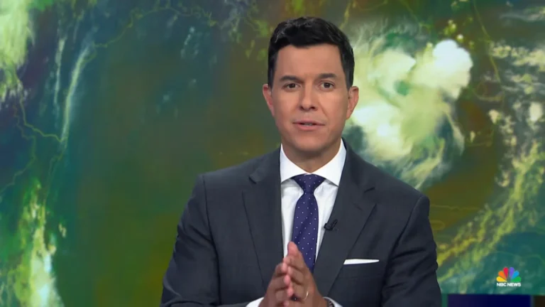 Tom Llamas Covers Wildfire Smoke From Canada, U.S. Cities & Taco Bell Says Removal Of Taylor Farms Lettuce