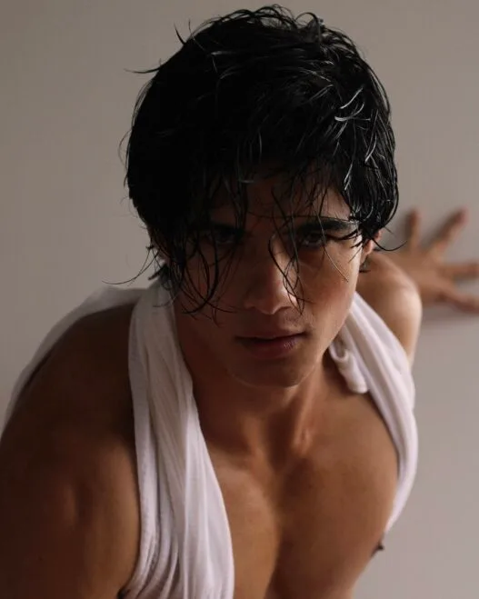 Model Rosemberg David Prisco Vásquez posing in underwear for photographer Andrés Quigüa