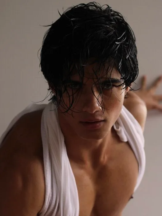 Model Rosemberg David Prisco Vásquez posing in underwear for photographer Andrés Quigüa