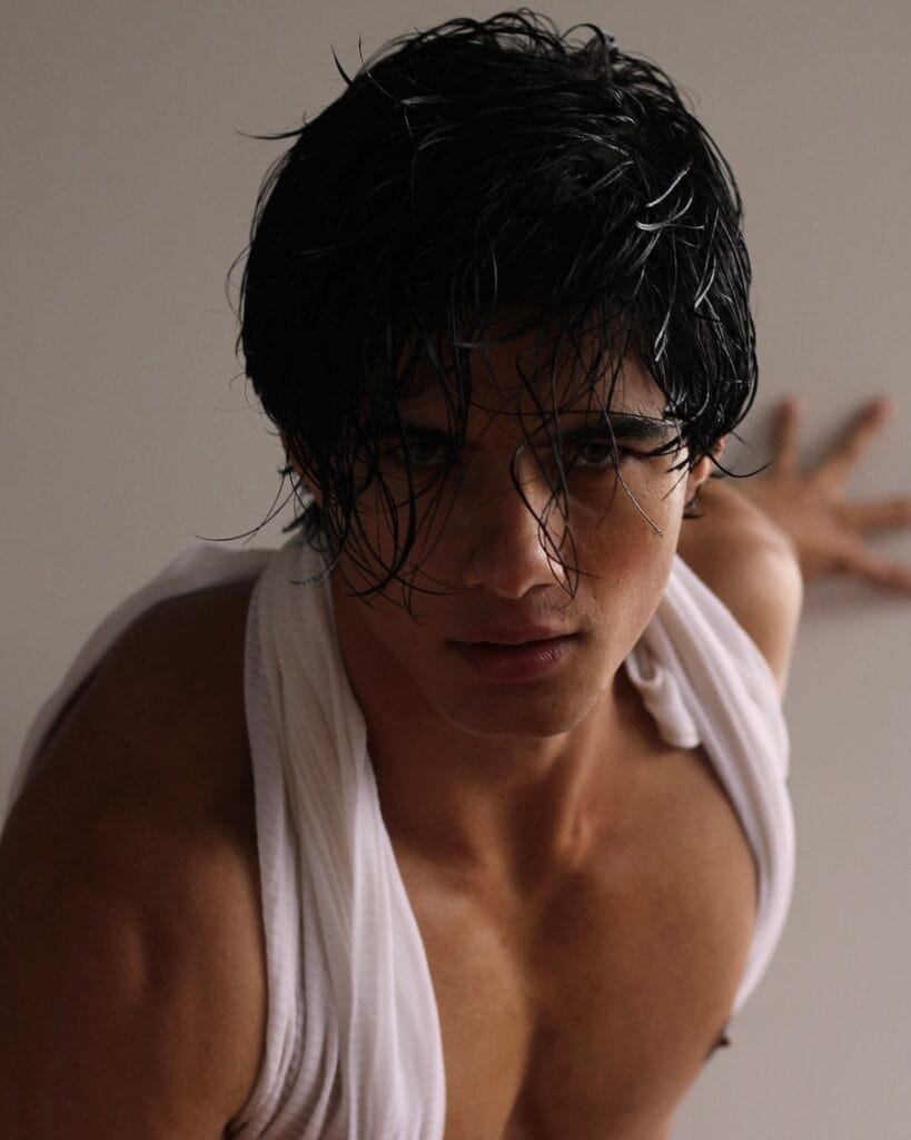Model Rosemberg David Prisco Vásquez posing in underwear for photographer Andrés Quigüa