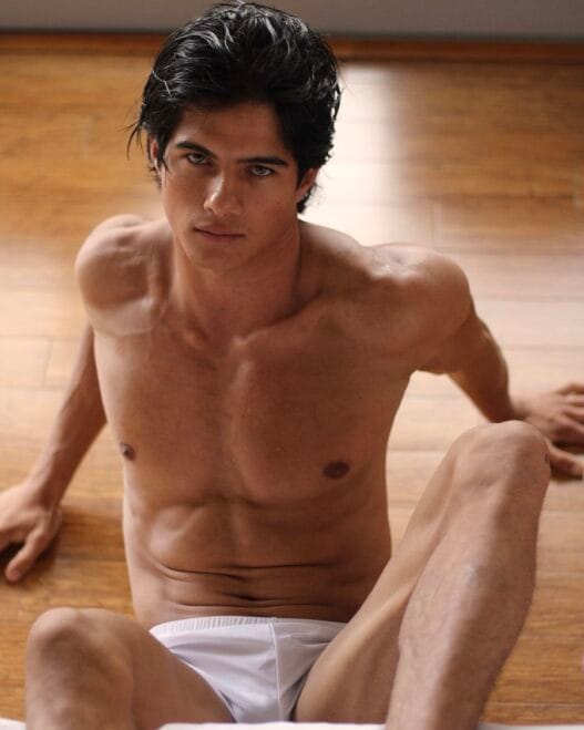 Model Rosemberg David Prisco Vásquez posing in underwear for photographer Andrés Quigüa