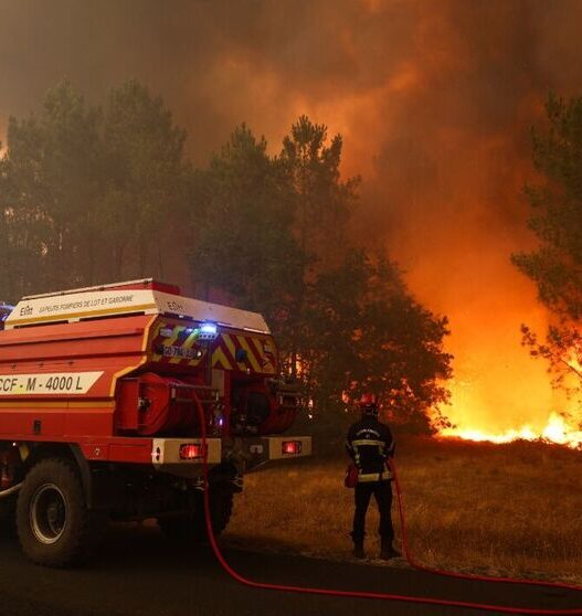 Tourists evacuating Cap Ferret by boat as a major wildfire threatens the French peninsula