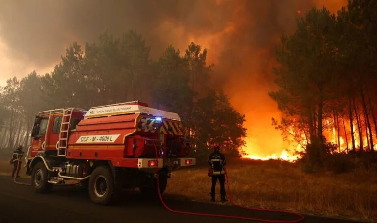 Tourists evacuating Cap Ferret by boat as a major wildfire threatens the French peninsula