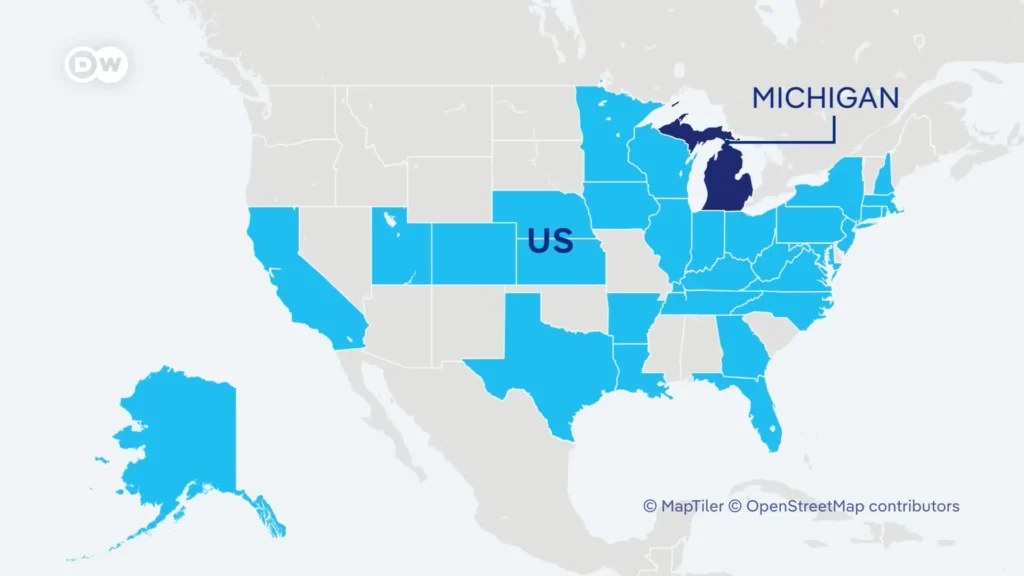 DW News map highlighting U.S. states reporting cyclosporiasis cases with Michigan emphasized