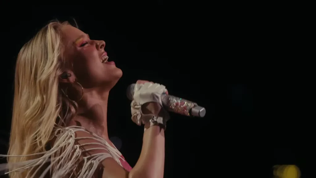 Zara Larsson leading synchronized choreography at the Auditorium Stravinski