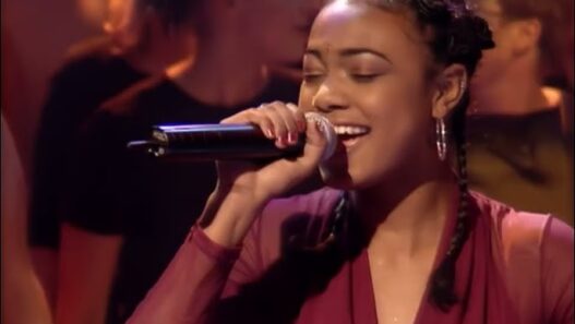 Tatyana Ali performing Daydreamin' on Top of the Pops in November 1998
