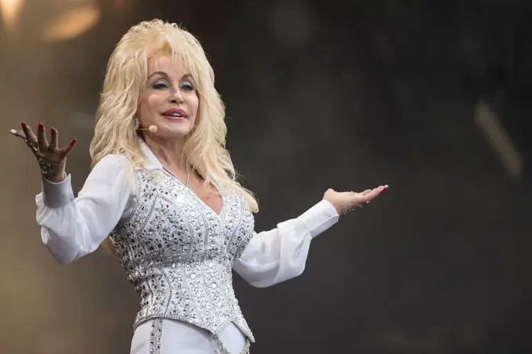 Dolly Parton Dies at 80, Leaving Behind a Legacy That Changed Music and Millions of Lives