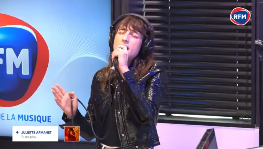 Juliette Armanet performing Tu me play live in the RFM studios