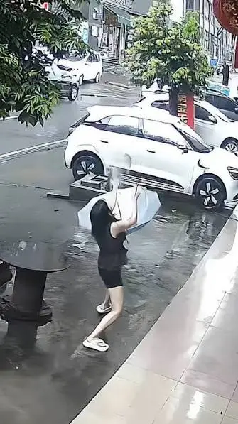 A Lady & Her Umbrella In Guangxi, China Took Matters Into Their Own Hands Saving A Cat